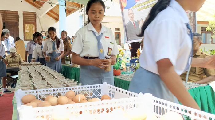 Program makan siang gratis di SMA Negeri 11 Kupang.