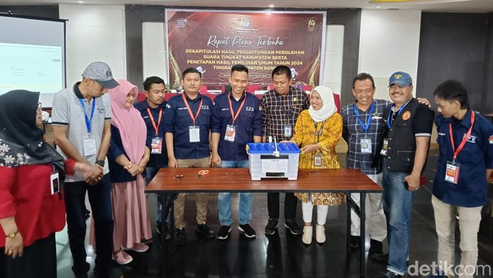 Proses rekapitulasi tingkat kabupaten di KPU Bone.