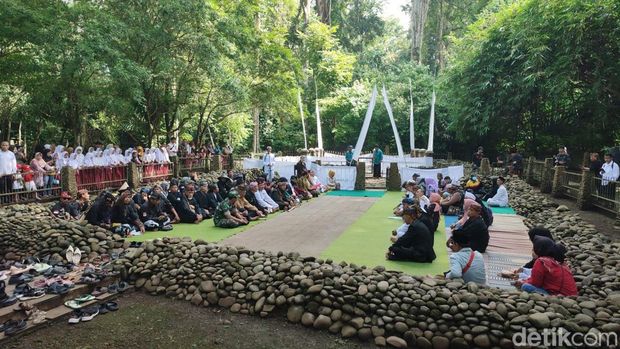 Prosesi Tradisi Ngikis dalam menyambut Ramadan di Situs Ciung Wanara Bojong Galuh Ciamis.