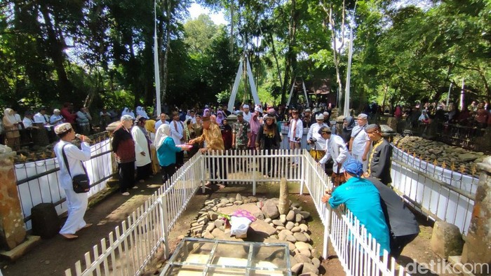 Prosesi Tradisi Ngikis dalam menyambut Ramadan di Situs Ciung Wanara Bojong Galuh Ciamis.