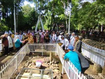 Jelang Ramadhan, Warga Ciamis Ganti Pagar Bambu di Situs Pangcalikan