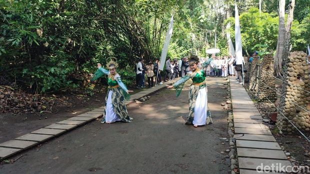 Prosesi Tradisi Ngikis dalam menyambut Ramadan di Situs Ciung Wanara Bojong Galuh Ciamis.