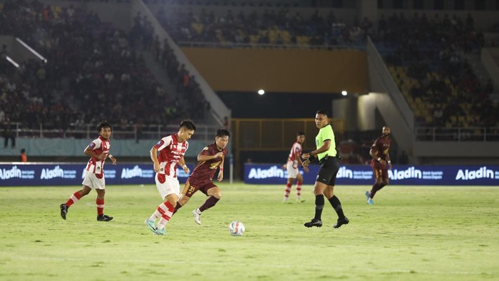 PSM Makassar takluk 0-1 dari 10 pemain Persis Solo di Stadion Manahan.
