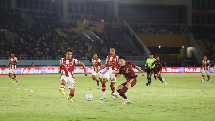PSM Makassar tertinggal 0-1 dari Persis Solo di Stadion Manahan, Solo dalam laga Liga 1 2023/2024.