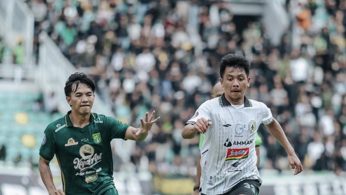 Aksi Wahyudi Hamisi di laga Persebaya vs PSS Sleman, Minggu (3/3/2024).