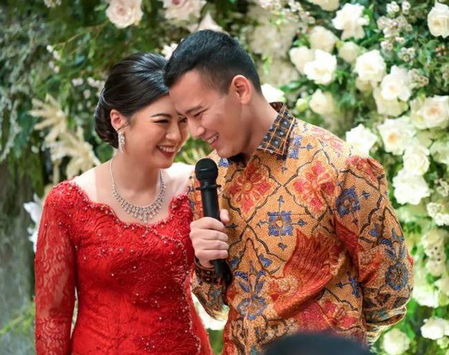 Angela tampil cantik dengan kebaya merah dan kain batik. Sementara itu, polisi muda itu tampil dengan batik coklat. Foto: dok. Instagram @hafizyaakbar