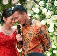 Angela tampil cantik dengan kebaya merah dan kain batik. Sementara itu, polisi muda itu tampil dengan batik coklat. Foto: dok. Instagram @hafizyaakbar