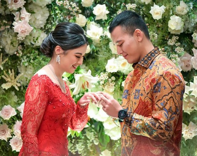 Inilah momen lamaran Angela dengan Hafiz. Hafiz memasangkan cincin dengan di jari manis Angela. Foto: dok. Instagram @hafizyaakbar