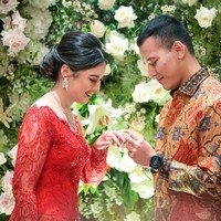 Inilah momen lamaran Angela dengan Hafiz. Hafiz memasangkan cincin dengan di jari manis Angela. Foto: dok. Instagram @hafizyaakbar