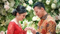 Hafiz memasangkan cincin dengan di jari manis Angela. Foto: dok. Instagram @hafizyaakbar