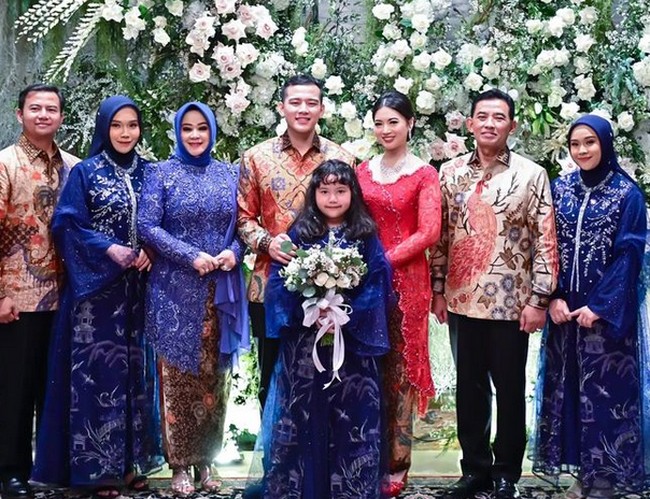 Acara lamaran tersebut disaksikan oleh anggota keluarga besar dari kedua pihak, yang berlangsung dalam suasana intim dan bahagia. Hafiz sendiri mengungkapkan bahwa selama 26 tahun ini ia menjomblo menunggu kekasih hati yang tepat. Angela lah wanita yang selama ini diidamkan oleh Hafiz. Foto: dok. Instagram @hafizyaakbar