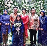 Acara lamaran tersebut disaksikan oleh anggota keluarga besar dari kedua pihak, yang berlangsung dalam suasana intim dan bahagia. Hafiz sendiri mengungkapkan bahwa selama 26 tahun ini ia menjomblo menunggu kekasih hati yang tepat. Angela lah wanita yang selama ini diidamkan oleh Hafiz. Foto: dok. Instagram @hafizyaakbar