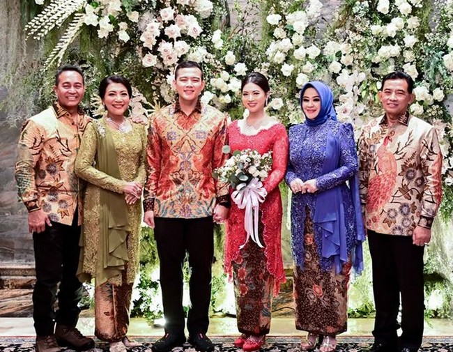 Foto kedua keluarga yang sebentar lagi resmi menjadi besan. Calon besan Jenderal Andika, Yuyu Sutisna juga memiliki karier cemerlang di TNI. Foto: dok. Instagram @hafizyaakbar