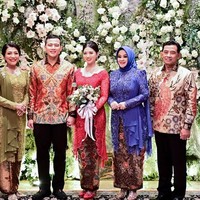 Foto kedua keluarga yang sebentar lagi resmi menjadi besan. Calon besan Jenderal Andika, Yuyu Sutisna juga memiliki karier cemerlang di TNI. Foto: dok. Instagram @hafizyaakbar