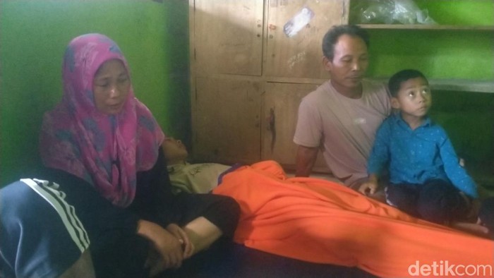 Ratiah dan keluarganya di posko pengungsian pondok pesantren di Desa Tundugan, Kecamatan Watukumpul, Pemalang, Senin (04/03/2024)