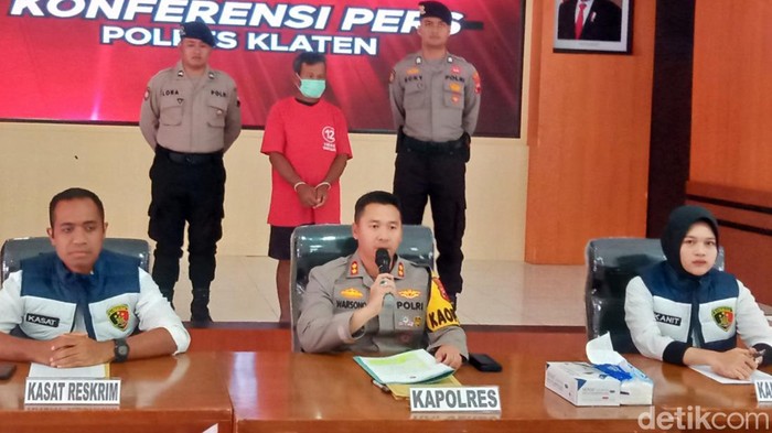 Rilis kasus pembunuhan kakek yang ditemukan tewas di selokan Klaten. Rilis digelar di Mapolresta Klaten, Senin (4/3/2024).