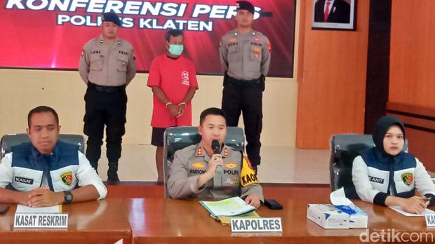 Rilis kasus pembunuhan kakek yang ditemukan tewas di selokan Klaten. Rilis digelar di Mapolresta Klaten, Senin (4/3/2024).