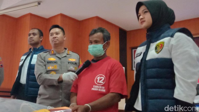 Rilis kasus pembunuhan kakek yang ditemukan tewas di selokan Klaten. Rilis digelar di Mapolresta Klaten, Senin (4/3/2024).