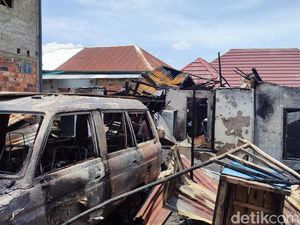 Percikan Api dari Mobil Bikin Rumah Rozali-Warung Tetangga Ludes Terbakar