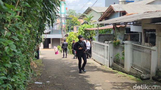 Rumah 'dukun santet' di Tangsel didatangi Tim Gegana bersenjata lengkap.