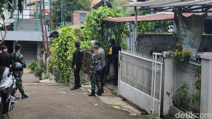 Rumah dukun santet di Tangsel didatangi Tim Gegana bersenjata lengkap.
