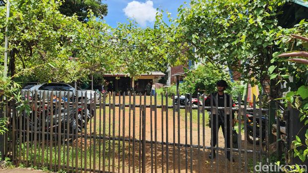 Rumah orang yang disebut-sebut sebagai 'dukun santet', digeledah tim Gegana, 4 Maret 2024. (Adrial Akbar/detikcom)