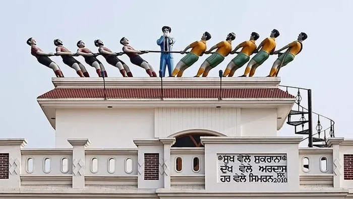 Salah satu patung berbentuk profesi di India