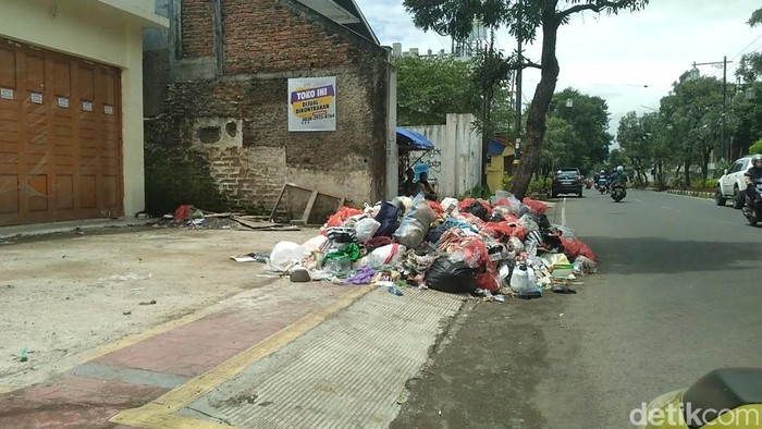 Sampah berserakan di jalanan Cianjur