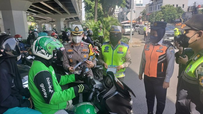 Satlantas Jaksel sosialisasi Operasi Keselamatan Jaya di beberapa titik di Jaksel.
