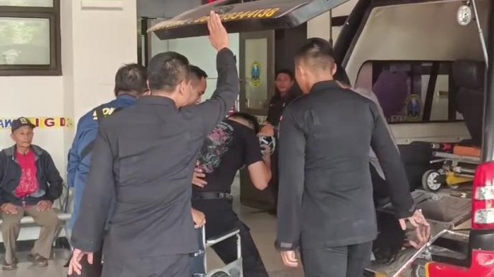 Sejumlah petugas diduga mengevakuasi korban ledakan Mako Brimob di RS Bhayangkara Surabaya.