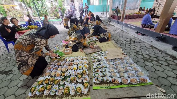 Suasana Nyadran di Makam Sewu di Pedukuhan Pedak, Kalurahan Wijirejo, Kapanewon Pandak, Kabupaten Bantul, Senin (4/3/2024).