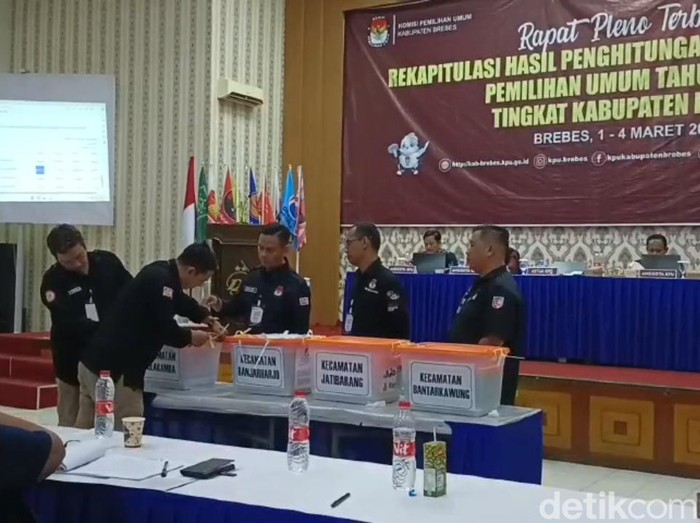 Suasana rekapitulasi suara tingkat kabupaten di hotel Dedy Jaya, Kabupaten Brebes, Senin (4/3/2024).