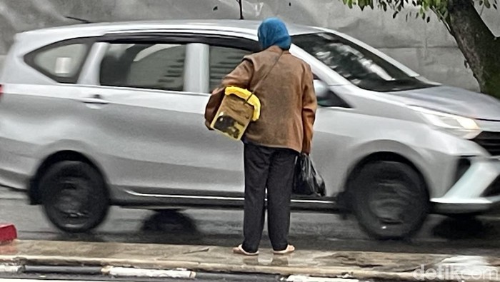 Sugiem saat berjualan di sekitaran Bandung Creative Hub.