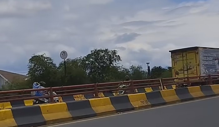 Tangkapan layar video viral emak-emak lawan arah di Cibinong