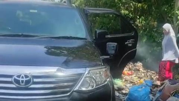 Fortuner Buang Sampah Di Pinggir Jalan Polman Warga Geram Pengendara