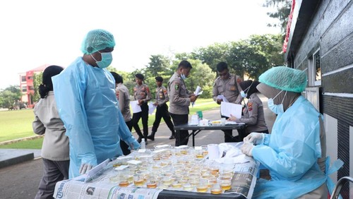 Biddokes Polda NTT saat memeriksa sampel urine 210 anggota Polda NTT, Senin (4/3/2024). (Dok Humas Polda NTT).