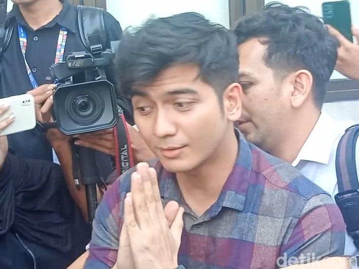 Teuku Ryan saat hadiri sidang cerai lanjutan.