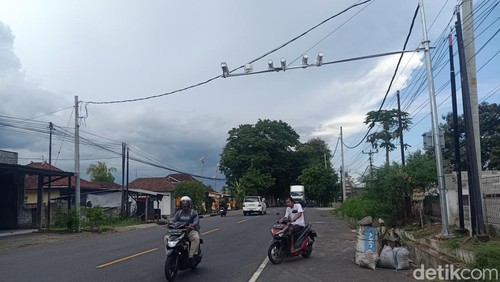 Tiang kamera ETLE dipasang di Jalan Denpasar-Gilimanuk, Desa Dangin Tukadaya, Jembrana, Bali, Senin (4/3/2023). (I Putu Adi Budiastrawan/detikBali)