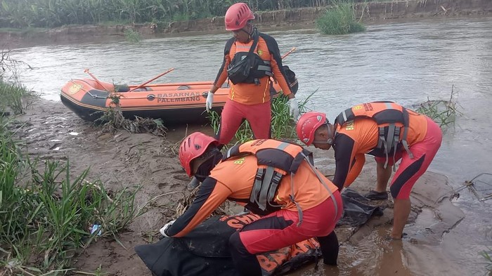 Tim Basarnas menemukan Aang yang tenggelam sepulang dari kebun dengan berenang.