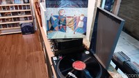 Menurutnya kondisi ini sangat berbeda jauh dengan penjualan pada hari-hari biasa. Sebab seperti yang sudah dikatakannya, kondisi Pasar Santa yang kerap ramai di akhir pekan tidak membuat penjualan vinyl di tokonya melesat, karena banyak di antara pengunjung pasar yang hanya datang untuk foto-foto dan tidak membeli.