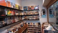 Pembagian album vinyl itu ditujukan untuk para pemilik toko dan fans. Adil (22) selaku salah satu pedagang vinyl di Pasar Santa mengatakan setiap toko di kawasan itu mendapatkan tiga kepingan vinyl.