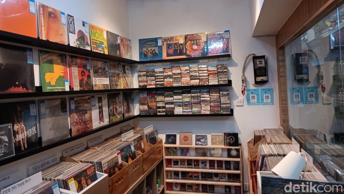 Toko Vinyl Pasar Santa