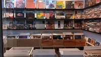 Sementara itu, pedagang vinyl lain di Pasar Santa bernama Satria (27) juga mengatakan hal yang serupa. Di mana Ed Sheeran datang untuk membagi-bagikan album vinyl miliknya ke toko-toko di sana. Bahkan ia bercerita pada awalnya penyanyi ternama asal Inggris itu berencana untuk memberikan empat album kepada masing-masing toko. Namun karena jumlah toko yang diberikan lebih banyak dari perkiraan, masing-masing toko hanya mendapatkan tiga.
