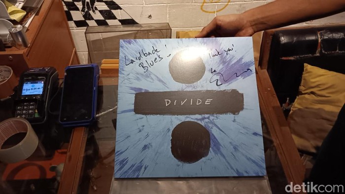 Toko Vinyl Pasar Santa