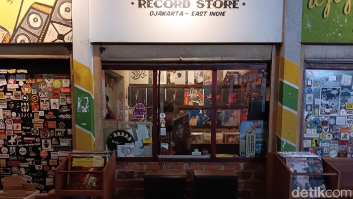 Toko Vinyl Pasar Santa