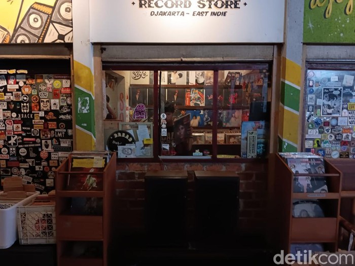 Toko Vinyl Pasar Santa