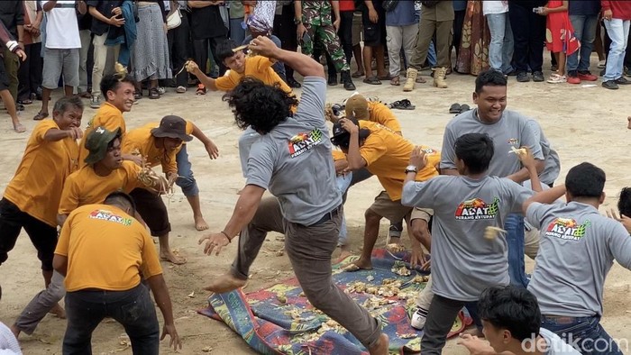Tradisi Perang Ketupat di Bangka.