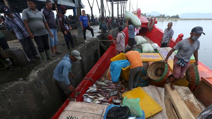 Transportasi laut warga pulau terluar Pulo Aceh Penumpang berada di atas kapal kayu saat menempuh pelayaran dari Pulo Aceh menuju Ulee Lheu di perairan selat Benggala, Aceh Besar, Aceh, Senin (4/3/2024). Warga Pulo Aceh yang merupakan pulau terluar paling ujung barat pulau Sumatera masih mengandalkan kapal kayu sebagai sarana transportasi untuk mengangkut penumpang dan barang menuju Banda Aceh dan sebaliknya. ANTARA FOTO/Irwansyah Putra/Spt.