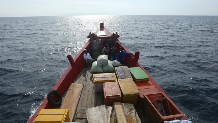 Transportasi laut warga pulau terluar Pulo Aceh Penumpang berada di atas kapal kayu saat menempuh pelayaran dari Pulo Aceh menuju Ulee Lheu di perairan selat Benggala, Aceh Besar, Aceh, Senin (4/3/2024). Warga Pulo Aceh yang merupakan pulau terluar paling ujung barat pulau Sumatera masih mengandalkan kapal kayu sebagai sarana transportasi untuk mengangkut penumpang dan barang menuju Banda Aceh dan sebaliknya. ANTARA FOTO/Irwansyah Putra/Spt.