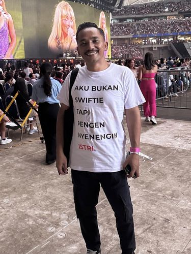 Unggahan Ulfa yang mengunggah foto suaminya yang memakai kaus dengan tulisan nyeleneh saat menghadiri konser Taylor Swift.